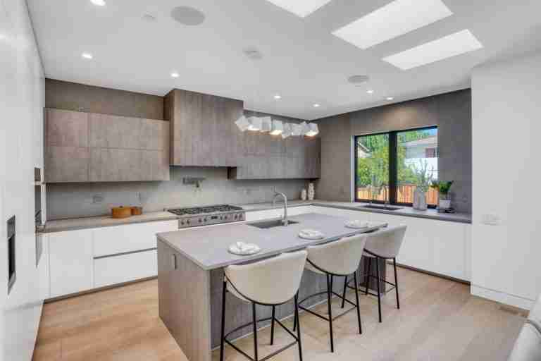Palo Alto Spec House: A Sellable, Eye-Catching Kitchen on a Smart Budget