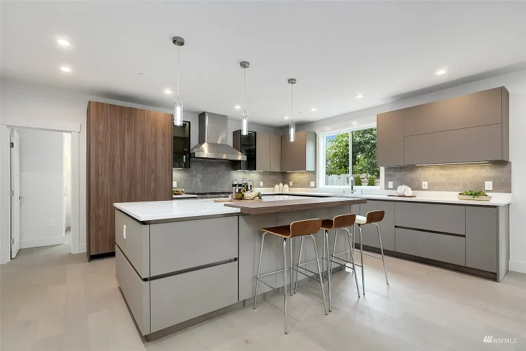 Modern Italian Kitchen & Bar for a Mountain View Spec House | Arrital AK Project