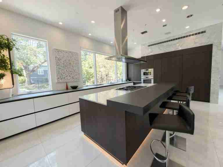 A Saratoga Kitchen Composed Like Jewelry: Nautila Milled Oak, AK_04 White Fenix, and a 12-Foot Black Fenix Bar in One Seamless Piece